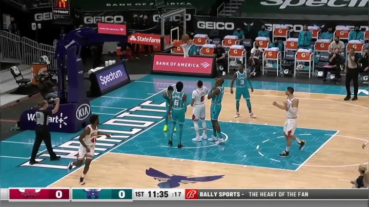 帕特里克-威廉姆斯与PJ-华盛顿对抗后，回头望月强硬打进！