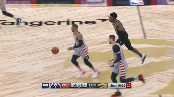 威少持球攻筐试图寻求得分机会，伯齐及时跟防飞身钉板大帽捍卫禁区