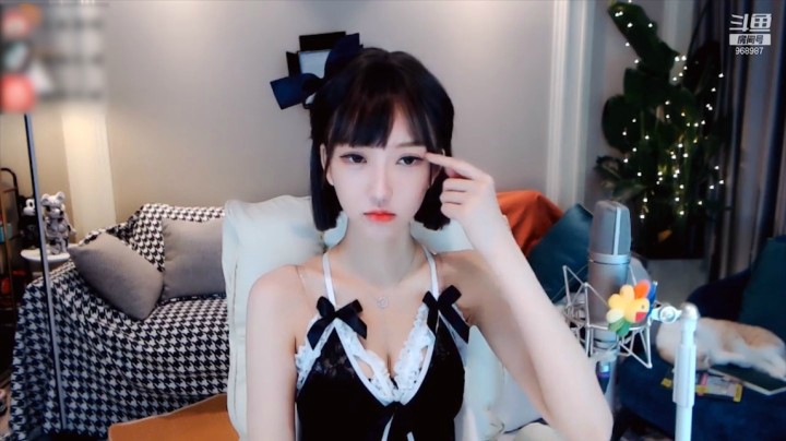 南妹儿呀：身穿性感女仆衣服太性感了吧！