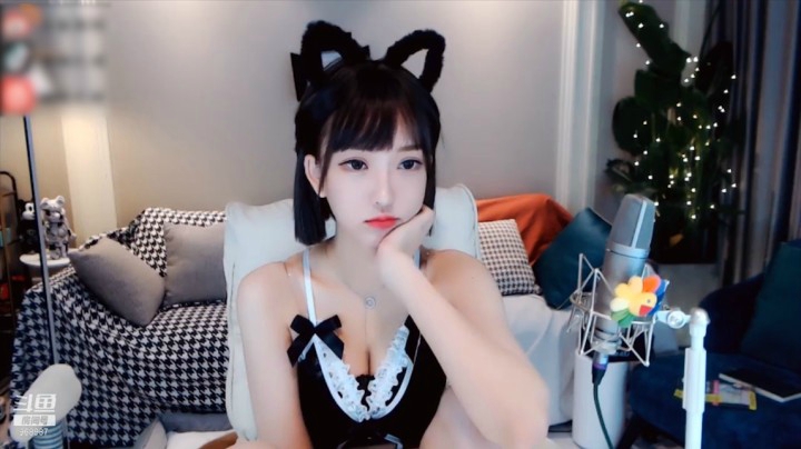 南妹儿呀：身穿性感女仆衣服很性感受不了！