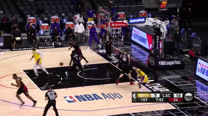 波普持球中线杀入禁区直接起飞，无视祖巴茨的防守单臂炸筐隔扣！