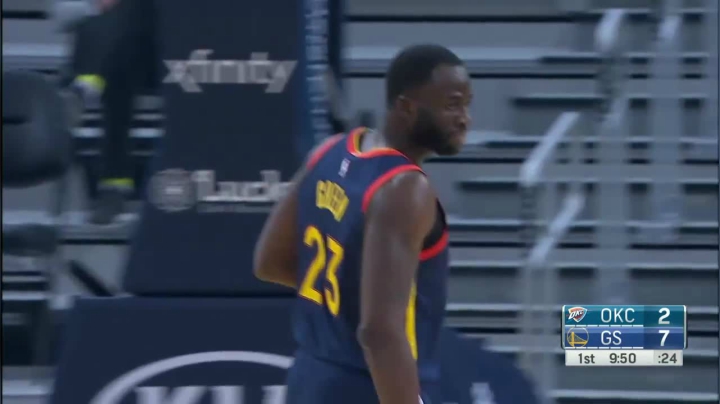 库里接追梦格林传球轻松溜底线突破上篮得分，随后库里四分卫长传助攻维金斯反击上篮命中。