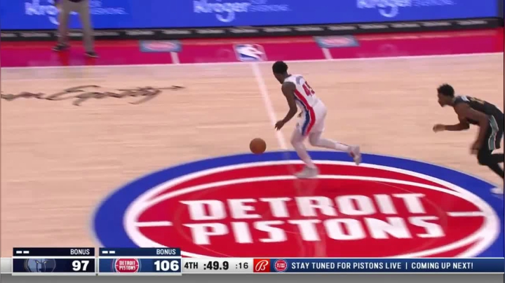 安德森背后不看人传球被敦布亚直接抢断，反击中他急速攻筐暴扣