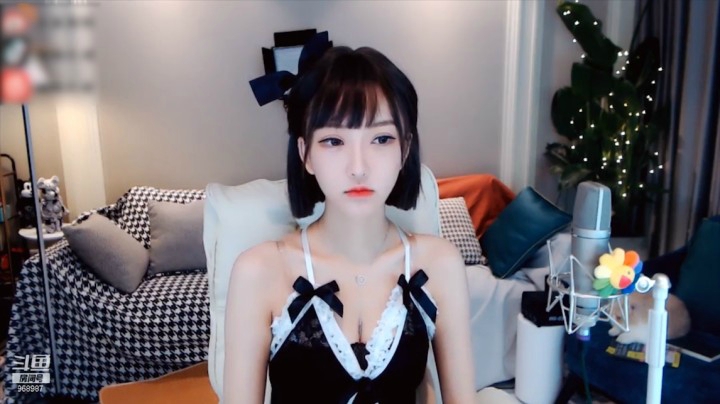 南妹儿呀：超性感女仆衣服谁都受不了！