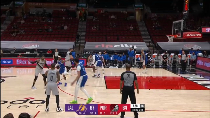 迈克勒姆接球面对卡鲁索，急停反跑摆脱对手，躲避戴维斯回头望月上反篮打进！