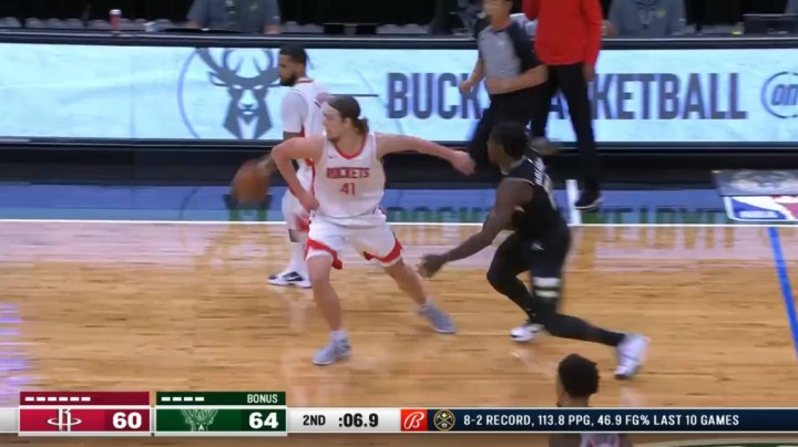 安东尼-兰姆面对康诺顿的贴防，在45度角飚进压哨三分