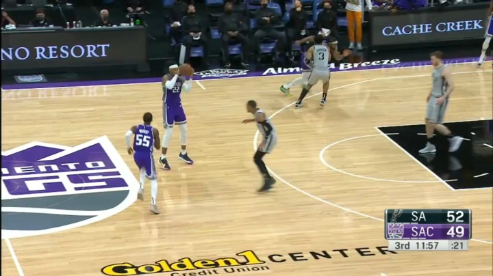 哈克利斯手递手接球直杀禁区，篮下无视珀尔特尔隔人暴扣！