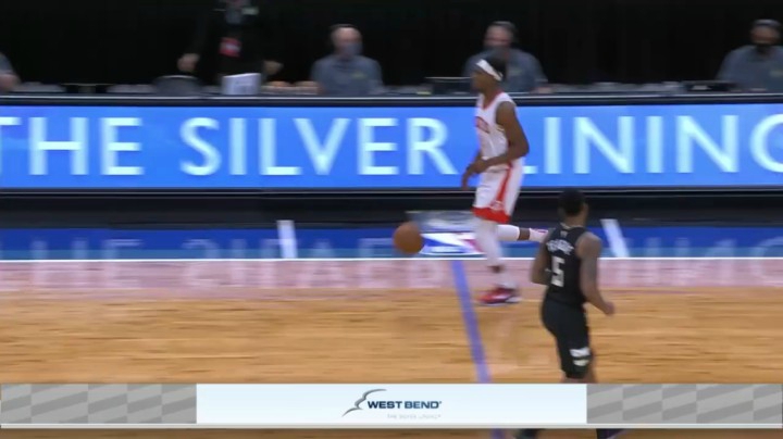 豪斯单打吸引了雄鹿二将的注意力，小马丁弧顶接球直杀禁区，篮下无人双手秀暴扣！