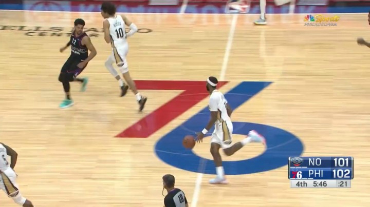 海耶斯篮下得球试图完成扣篮，不料却被丹尼-格林单手摁了下来