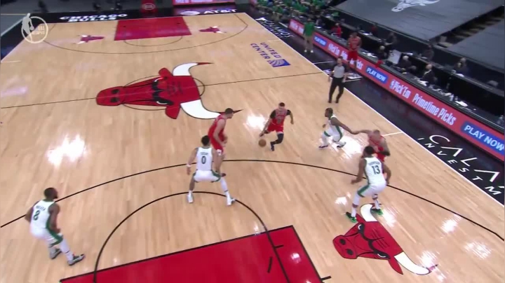 拉文白马银枪杀入内线，面对空中拦截的富尼耶，拉文折叠身躯，拉杆完成双手暴扣！