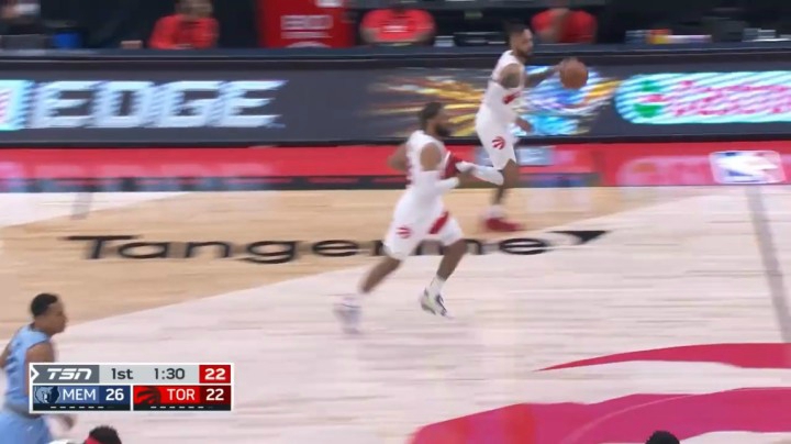 小加里-特伦特三分线外45度面对莫兰特一个漂亮的背后运球变向过掉莫兰特上篮得手！