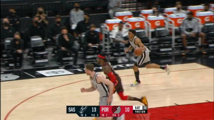 凯尔登-约翰逊一条龙杀入篮下，吸引多人防守冷静分球，助攻珀尔特尔上空篮轻松打进！