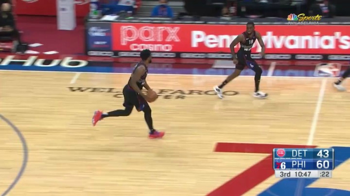 丹尼-格林先后埋伏在左右两侧底角，接连命中三分远投为球队建功！