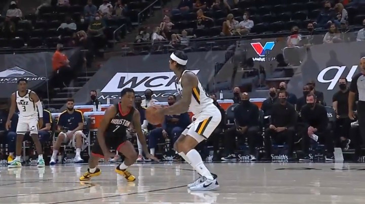 克拉克森利用一记胯下变向直接晃倒对位防守的阿尔莫尼-布鲁克斯，随后他张弓搭箭精准命中远投三分！