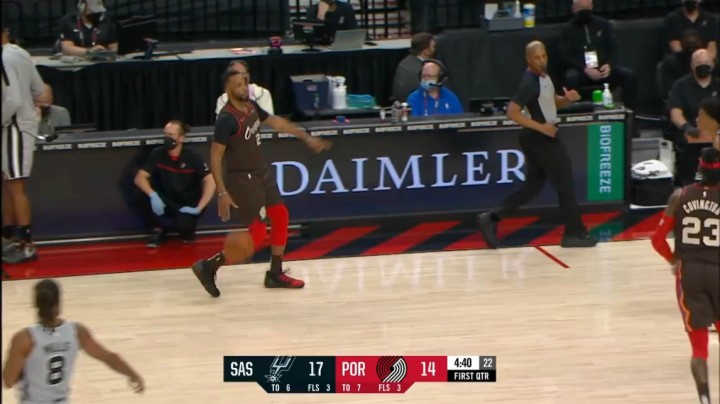 鲍威尔一步过掉德罗赞，杀入内线双手暴扣！