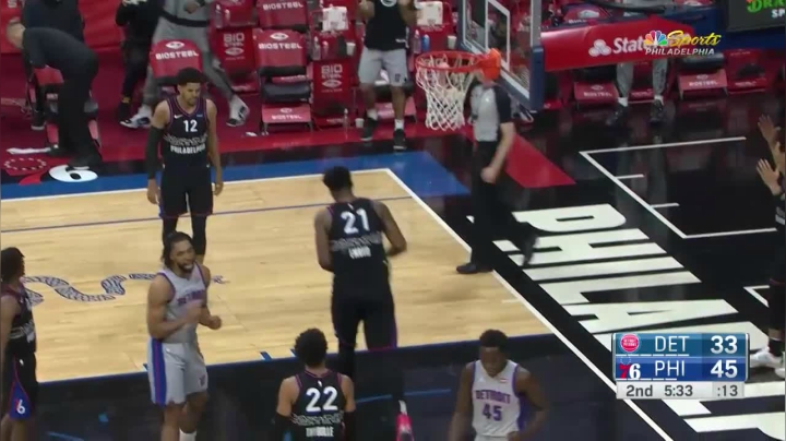 面对丹尼-格林的防守，他无惧身体对抗，滞空强硬将球打进篮筐的同时造成了对手的犯规！