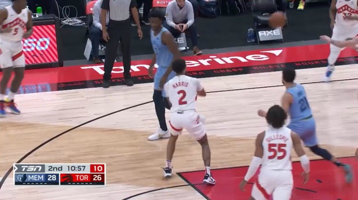 胡德低位单打晃起对手强硬打成2+1！