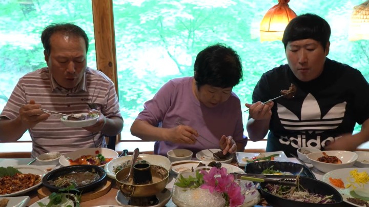母亲节带妈妈外出享用豪华韩定食！菜品超级多，感谢妈妈的付出！