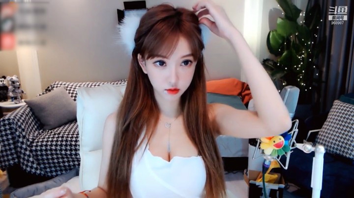 南妹儿呀：今天是白色的哦，超好看呢