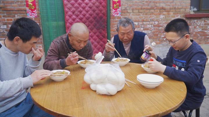 阿远老妈做传统冬瓜熬菜，配上五花肉，吃口馒头嗦嘴粉条，舒坦