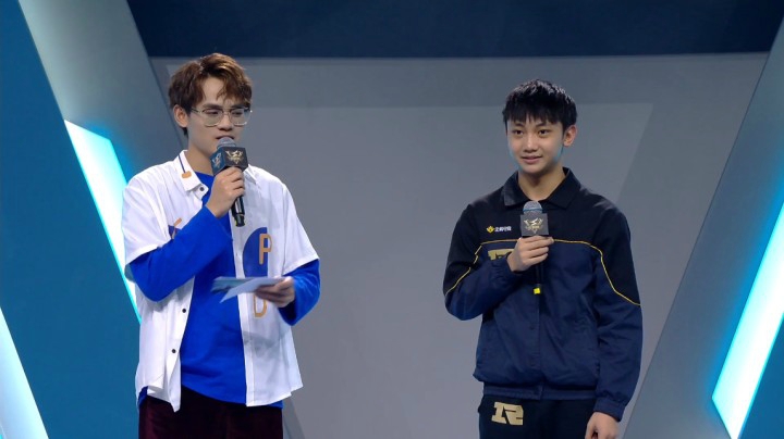 【赛后采访】RNGM.云海：平时在训练之余会玩除飞车外的游戏，但是比赛期间只玩飞车