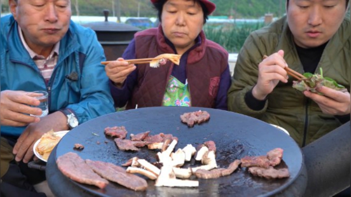 享用牛肋骨、牛扇骨以及牛后腰，搭配香菇一起吃味道绝了！（上）