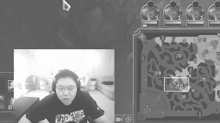 我在斗鱼看即将拥有人鱼线的PDD直播英雄联盟