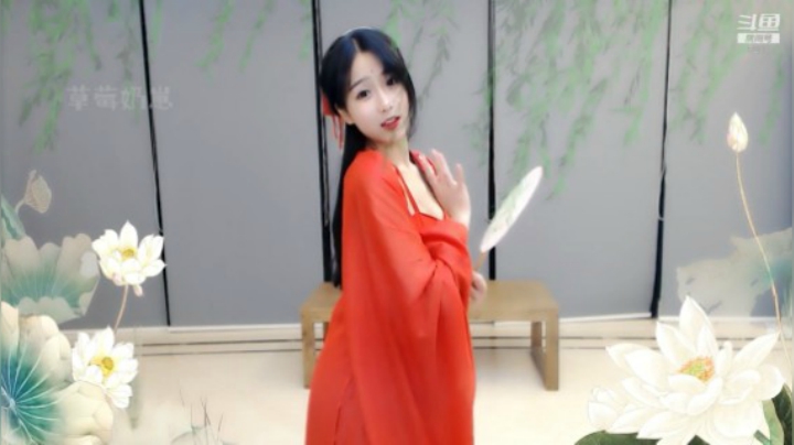 小深深儿：晚上好呀，进来看我跳舞