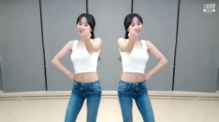 小深深儿：来看跳舞啦！~