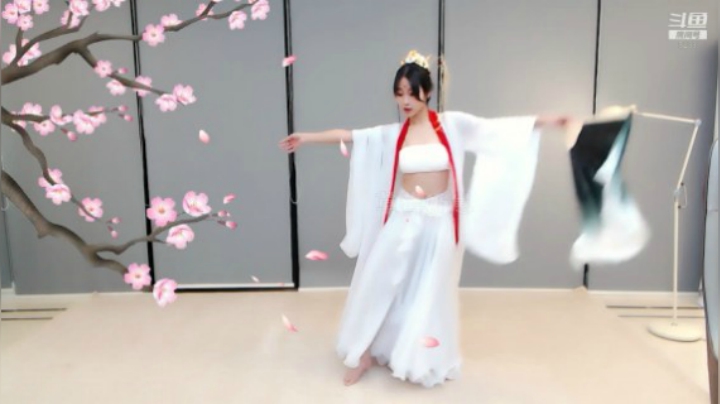 小深深儿：晚上好呀，进来看我跳舞