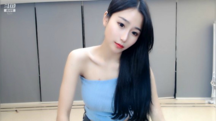 小深深儿：晚上好呀，进来看我跳舞