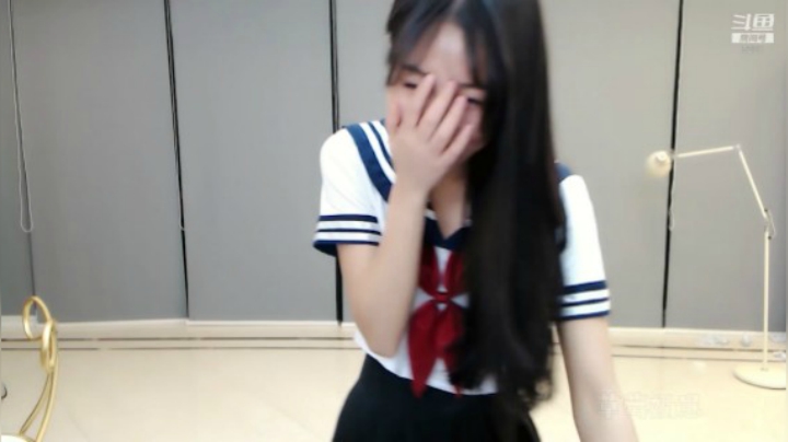 小深深儿：快点进来看我跳舞