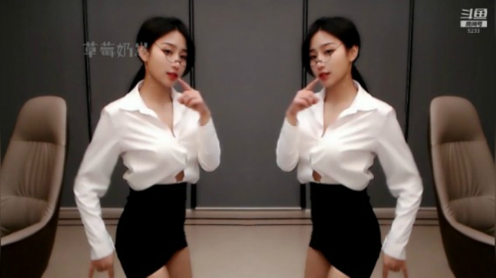 小深深儿：晚上好呀，来看跳舞啦！~
