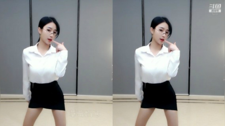小深深儿：晚上好呀，来看跳舞啦！~
