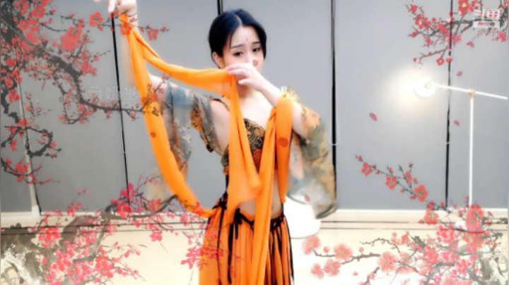 小深深儿：快点进来看我跳舞