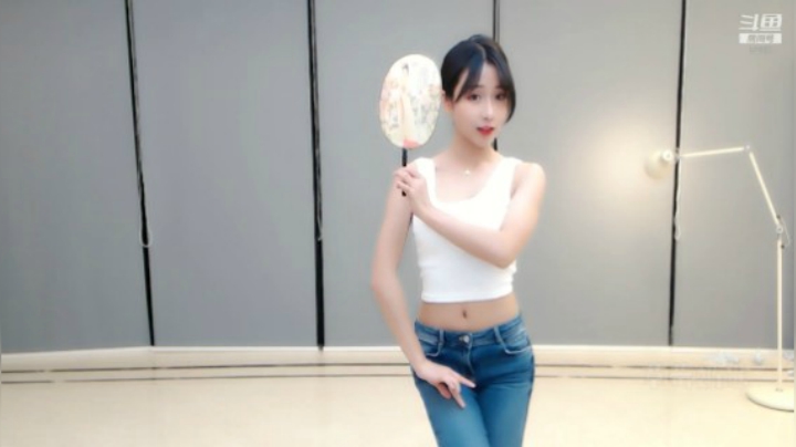 小深深儿：来看跳舞啦！~