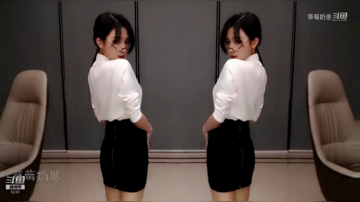 小深深儿：晚上好呀，来看跳舞啦！~