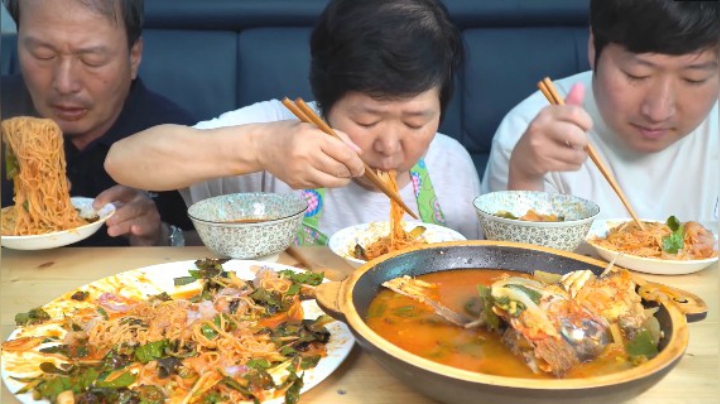 品尝妈妈做的辣味鱼汤和辣拌面，搭配一碗米饭，妈妈：鱼盛产季！
