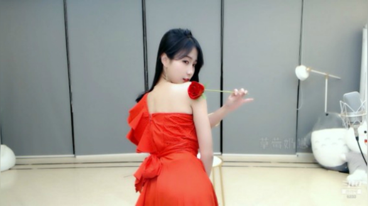 小深深儿：夜深了，点进来看跳舞啦！~