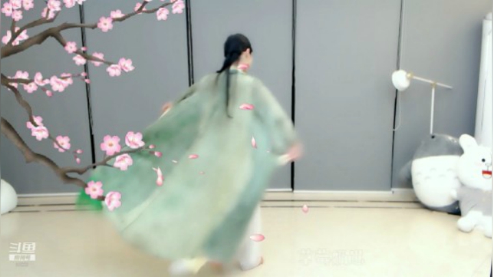 小深深儿：快点进来看跳舞啦！~