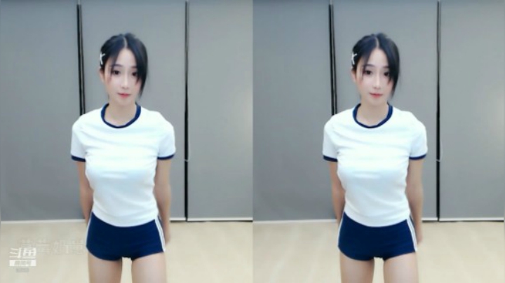 小深深儿：晚上好呀，来看跳舞啦！~