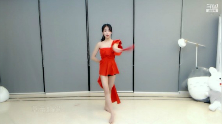 小深深儿：快点进来看跳舞啦！~