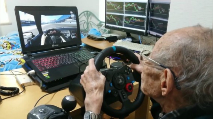 真正的“老”司机——爱玩竞速游戏的93岁老爷爷