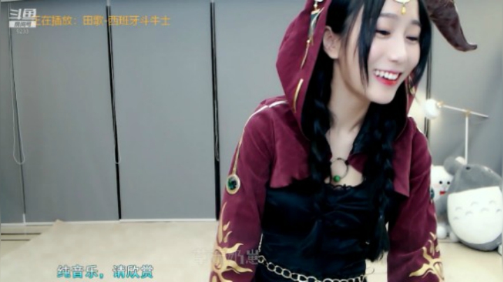 小深深儿：晚上好呀，来看跳舞啦！~