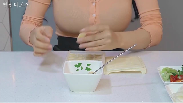 [Aengzzeng TV][安贞恩]妹子做了一道超大竹荚鱼炖泡菜 味道如何？!一起来看看吧[高清版]