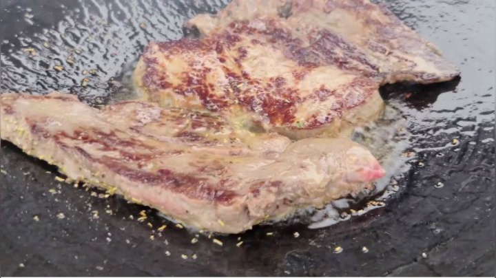 制作美味可口的烤牛排，肉质又软又嫩，色泽和味道都很上乘！