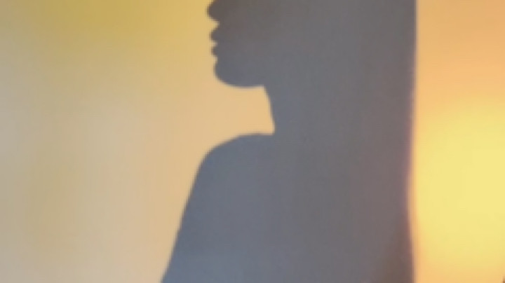 秀恩爱的把花抱稳了，要是玫瑰枝子扎到我，没有三五十W可是起不来呢[弹幕梗大气]