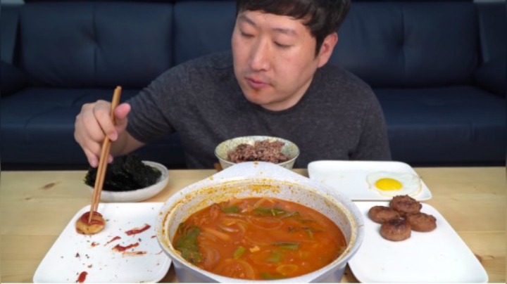 品尝我独居时最拿手的泡菜炖肉汤，搭配酥脆的速冻食品，太香了！
