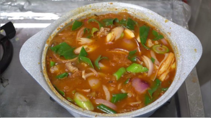 我的厨艺大赏！制作色香味俱全的泡菜汤炖肉，点缀葱花更精致了！