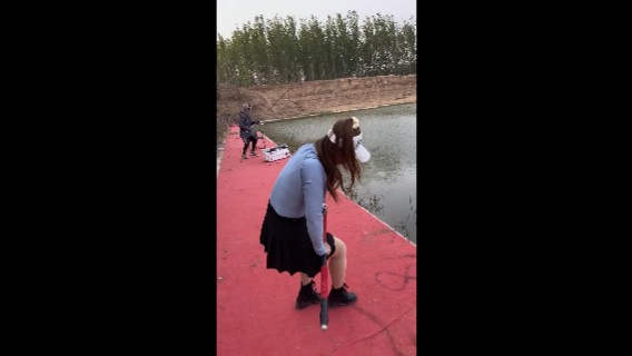 美女在鱼塘钓鱼，钓上一条大鱼啊